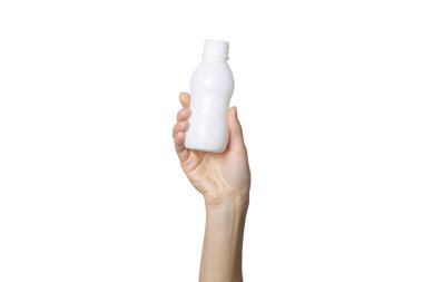 Kadın eli, beyaz izole bir arka planda plastik bir şişe tutuyor. Ayrı çöp konsepti, plastiği durdurmak, geri dönüşüm. Yoğurt, reklam için maket.