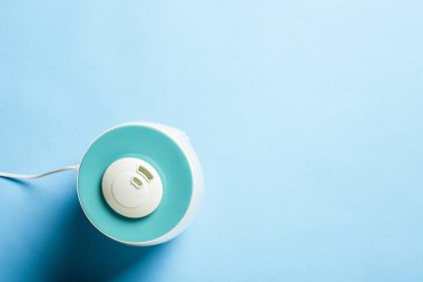 Mavi arka planda hava için nemlendirici. Sağlık hizmeti konsepti, toz kontrolü. Düz yatış, üst görünüm