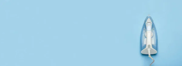 다리미질을 하기 위하여 철 과푸른 바탕에 아마포를 갈아야 한다. 세탁물 컨셉, 아틀리에. 현수막. 위에서 내려다 본 평평 한 모습 — 스톡 사진