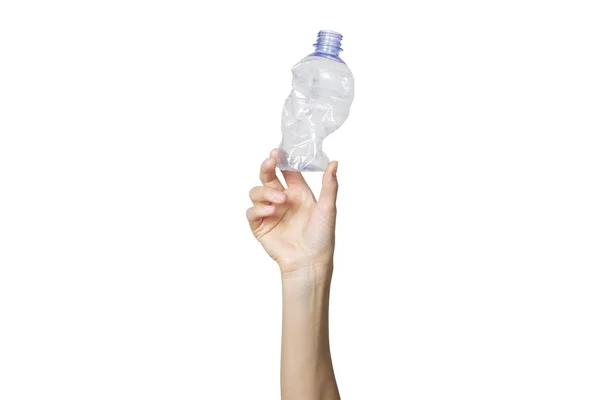 A mão feminina segura uma garrafa de plástico amassada em um fundo branco isolado. O conceito de lixo separado, parar de plástico, reciclagem — Fotografia de Stock