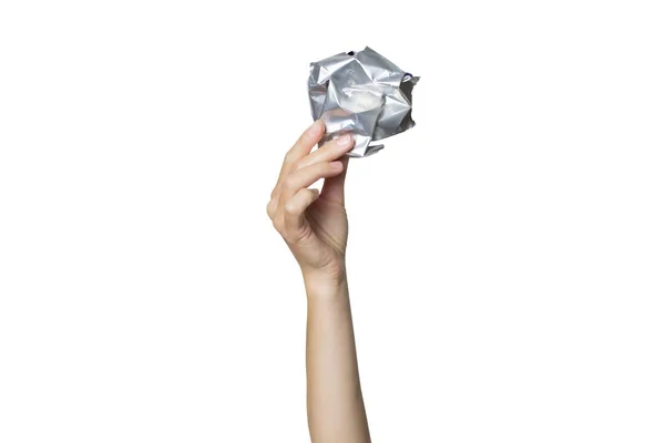 女性の手は白い孤立した背景に砕いた錫缶を保持しています。ゴミを分別し、プラスチックを止め、リサイクルするという考え方 — ストック写真