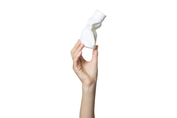 Жіноча рука тримає збиту пластикову пляшку на білому ізольованому фоні. Концепція окремого сміття, стоп-пластик, переробка — стокове фото