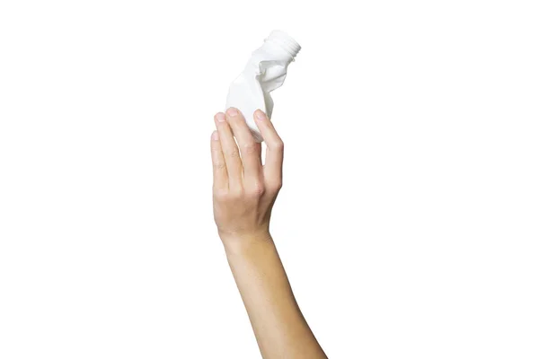Жіноча рука тримає збиту пластикову пляшку на білому ізольованому фоні. Концепція окремого сміття, стоп-пластик, переробка — стокове фото