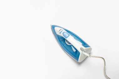 Beyaz arka plandaki şeyleri ütülemek için ütü. Çamaşır konsepti, terzi stüdyosu, ev işi. Düz yatış, üst görünüm