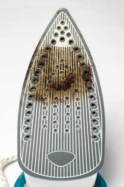 Kirli yüzey demiri, beyaz izole arka plandaki şeyleri ütülemek için. Konsept bozulma veya sorun, çamaşır, dikiş stüdyosu, ev işi