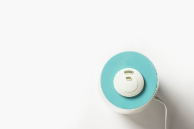 Beyaz arka planda hava için nemlendirici. Sağlık hizmeti konsepti, toz kontrolü. Düz yatış, üst görünüm