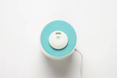 Beyaz arka planda hava için nemlendirici. Sağlık hizmeti konsepti, toz kontrolü. Düz yatış, üst görünüm