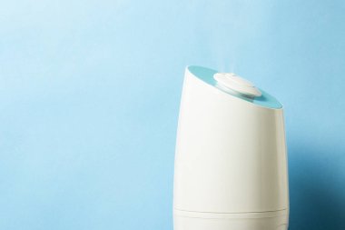 Beyaz arka planda buharlı buhar nemlendirici. Sağlık hizmeti konsepti, toz kontrolü. Yan görünüm