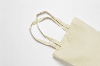 Beyaz arka planda alışveriş yapmak için parlak keten çanta. Eko materyali. Alışveriş konsepti, logo yeri. Düz yatış, üst görünüm