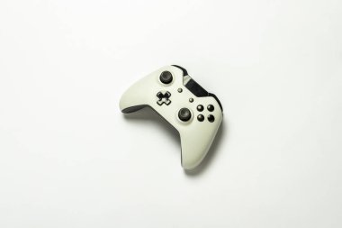 Işık arkaplanındaki oyun konsolundan bir oyun alanı. Oyun konsepti, online oyunlar, esportlar