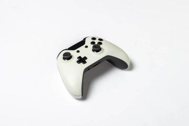 Işık arkaplanındaki oyun konsolundan bir oyun alanı. Oyun konsepti, online oyunlar, esportlar