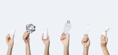 Eller çöpü arka planda tutuyor. Ayrı çöp kavramı, plastiği durdur, geri dönüşümü durdur