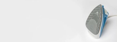 Beyaz arka plandaki şeyleri ütülemek için ütü. Çamaşır konsepti, terzi stüdyosu, ev işi. Pankart. Düz yatış, üst görünüm