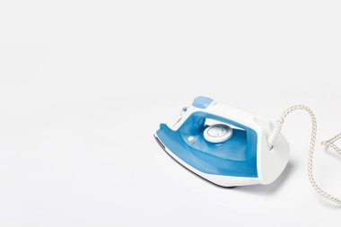 Beyaz arka plandaki şeyleri ütülemek için ütü. Çamaşır konsepti, terzi stüdyosu, ev işi.