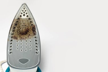 Kirli yüzey demiri, beyaz izole arka plandaki şeyleri ütülemek için. Konsept bozulma veya sorun, çamaşır, dikiş stüdyosu, ev işi