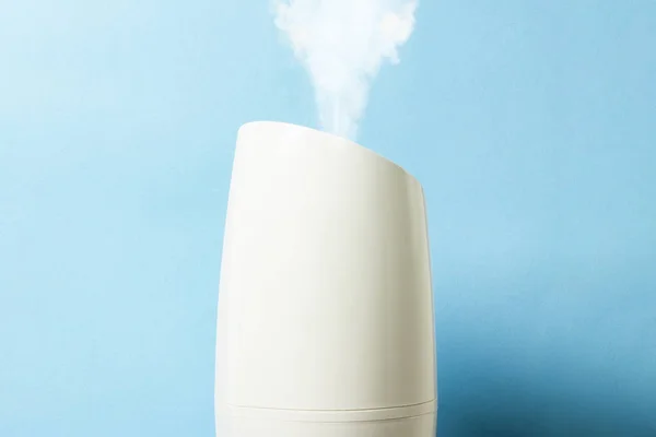 Steam humidifier with steam over a white background. Health care concept, dust control. Side view — Stock Photo, Image