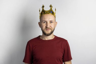 Kafasında tacı olan genç bir adam. Kavram, kral, şans, kazanç, zenginlik, hayal, amaç, istektir. Pankart