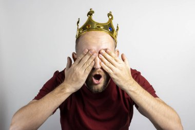 Altın kaplamalı genç bir adam ve gözleri açık bir arkaplanda kapalı. Kavram, kral, şans, kazanç, zenginlik, hayal, amaç, istektir. Pankart