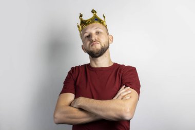 Kafasında tacı olan genç bir adam. Kavram, kral, şans, kazanç, zenginlik, hayal, amaç, istektir. Pankart