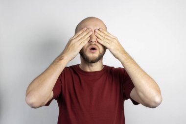 Genç adam ellerini hafif bir arka planda tutarak gözlerini kapattı. Kavram, bir şeyi görme arzusu değildir.