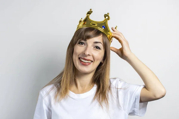 ライトの背景に王冠を頭に持つ若い女性。感情の笑い、驚き、キス。女王、運、最善、勝利の概念。バナー — ストック写真