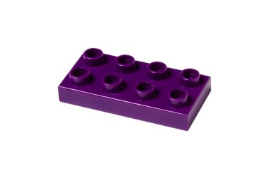 İzole edilmiş beyaz bir arka planda bir parça yapıcı detayı. İnşa, montaj, oyun kavramı