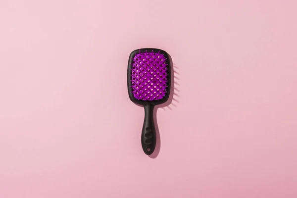 Haarbürste auf rosa Hintergrund. das Konzept der Haarpflege, Friseur, Make-up, Stylist. flache Lage, Draufsicht — Stockfoto