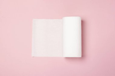 Pembe arka planda bir rulo kağıt havlu. Kavram 100 doğal üründür, narin ve yumuşaktır. Düz yerde, üst tarafta. Pankart