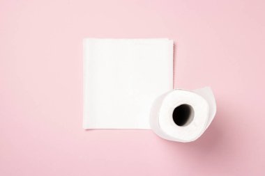 Pembe arka planda bir rulo kağıt havlu. Kavram 100 doğal üründür, narin ve yumuşaktır. Düz yerde, üst tarafta. Pankart