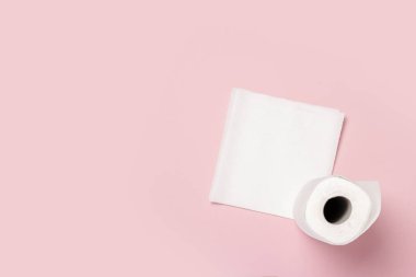 Pembe arka planda bir rulo kağıt havlu. Kavram 100 doğal üründür, narin ve yumuşaktır. Düz yerde, üst tarafta. Pankart