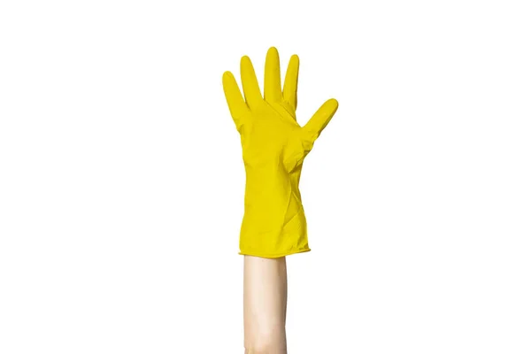 Uma mão feminina em uma luva de borracha amarela para limpeza mostra um gesto em um fundo branco isolado. Cinco dedos — Fotografia de Stock