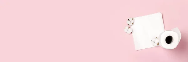 Rollo de toallas de papel y flores de algodón sobre un fondo rosa. Concepto es 100 producto natural, delicado y suave. Asiento plano, vista superior. Banner — Foto de Stock