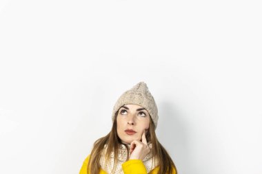 Sarı ceketli, şapkalı, parlak arkaplanlı, dalgın yüzlü genç bir kadın. Hayal et, düşün, seç, karar ver, planla. Pankart