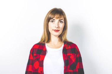 Beyaz arka planda kırmızı gömlekli genç bir kadın. Modern tarz, gençlik, gençlik kavramları