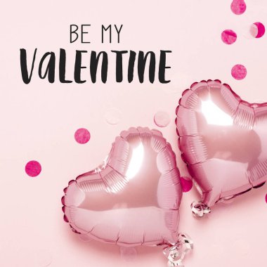 Pembe arka planda kalp şeklinde iki pembe hava balonu. Sevgililer Günü konsepti, düğün dekorasyonu. Folyo topları. Düz yatış, üst görünüm