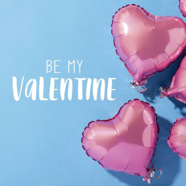 Mavi arka planda kalp şeklinde hava balonları. Doğal ışık. Pankart. Aşkı, düğünü, fotoğraf bölgesini düşün. Düz yatış, üst görünüm