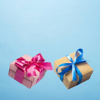 Mavi arka planda havada uçan iki hediye. Sevilen biri için hediye, doğum günü, Sevgililer Günü. Yükselme