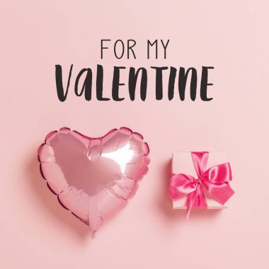 Pembe hava balonu kalp şeklinde pembe kurdeleli pembe bir hediye kutusu. Düğün konsepti, Sevgililer Günü, sevdiklerine bir hediye. Pankart. Düz yatış, üst görünüm