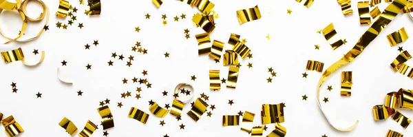 Emas confetti pada latar belakang putih. Konsep liburan, pesta, ulang tahun, dekorasi. Banner Flat lay, tilikan atas — Stok Foto