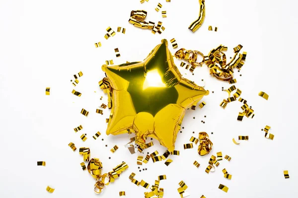 Powietrze złote balony gwiazda i kształt konfetti na białym tle. Pojęcie święto, przyjęcie, urodziny, dekoracja. Baner płaski, widok z góry — Zdjęcie stockowe