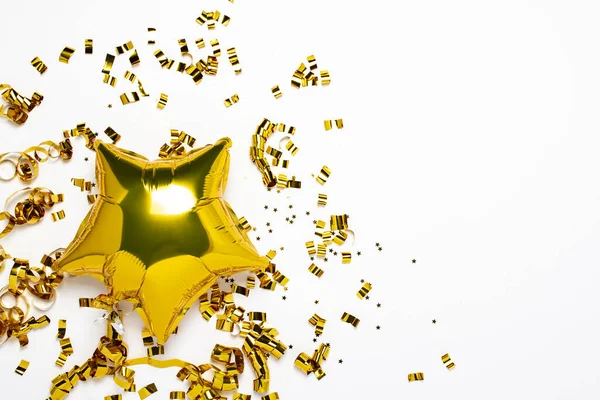 Globos dorados de aire con forma de estrella y confeti sobre fondo blanco. Concepto de fiesta, fiesta, cumpleaños, decoración. Banner Plano laico, vista superior — Foto de Stock