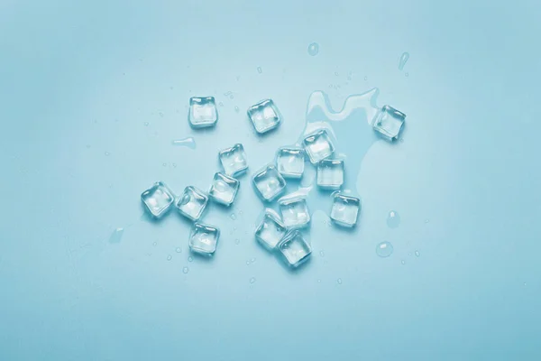 Cubos de hielo con agua sobre fondo azul. Concepto de hielo para bebidas. Banner. Piso tendido, vista superior —  Fotos de Stock