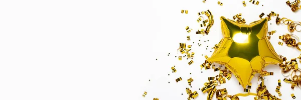 Luftballons mit goldenen Sternen und Konfetti auf weißem Hintergrund. Konzept eines Feiertags, einer Party, eines Geburtstages, einer Dekoration. Banner flach gelegt, Ansicht von oben — Stockfoto