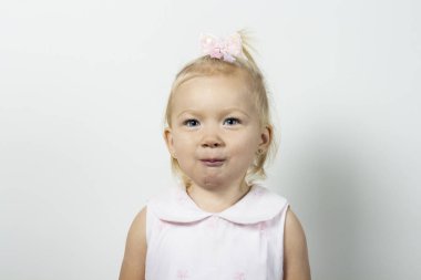 Hafif arka planda küçük bir kız. Pankart. Küçük bir model, prenses.