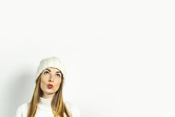 모자를 쓰고 하얀 배경에 스웨터를 입은 젊은 여성. 겨울, 가을, 스타일, 크리스마스, 새해, 놀람, 충격, 계획, 꿈. 배너 — 스톡 사진