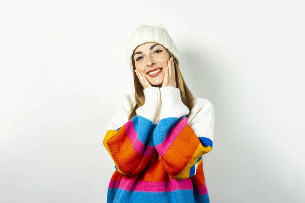 웃으며 모자를 쓰고 하얀 배경에 스웨터를 입은 젊은 여성. 겨울, 가을, 스타일, 크리스마스, 새해, 기습, 충격의 개념. 배너 — 스톡 사진