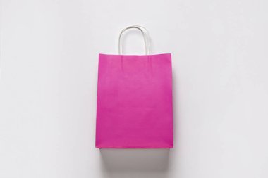 Beyaz arka planda pembe bir alışveriş çantası. Konsept alışveriş, indirim, indirim. Pankart. Düz yatış, üst görünüm