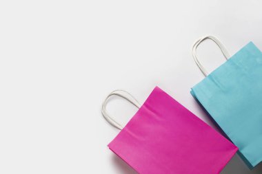 Beyaz arka planda alışveriş torbaları. Konsept alışveriş, indirim, indirim. Pankart. Düz yatış, üst görünüm