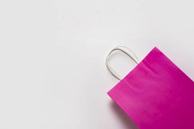 Beyaz arka planda pembe bir alışveriş çantası. Konsept alışveriş, indirim, indirim. Pankart. Düz yatış, üst görünüm