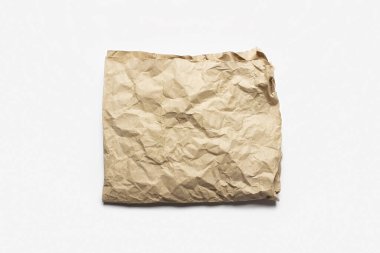 Beyaz arka planda buruşuk bir el işi kağıdı. Doku, afiş. Arka plan olarak kullanılabilir. Üst manzara, düz uzanma.